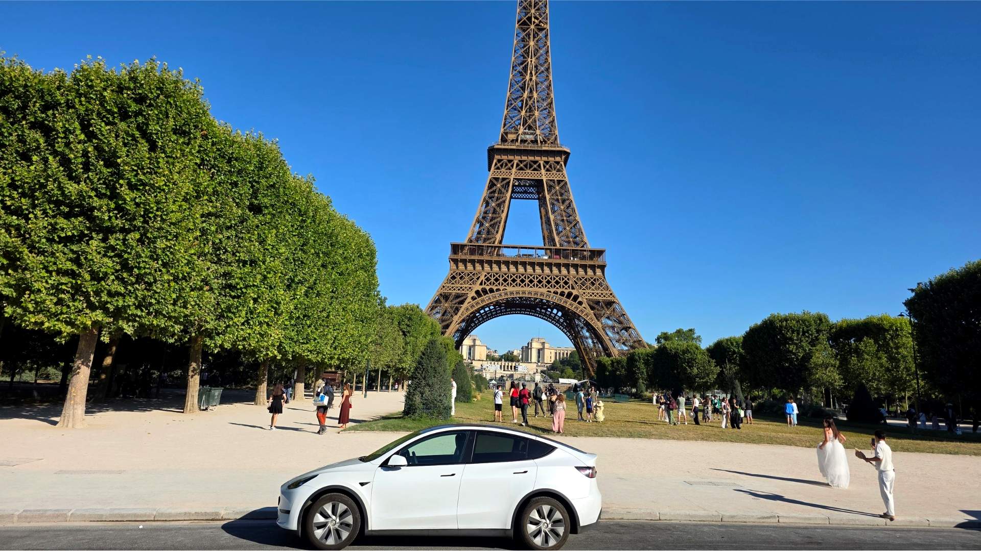 Chauffeur privé Crénolia devant la Tour Eiffel à Paris