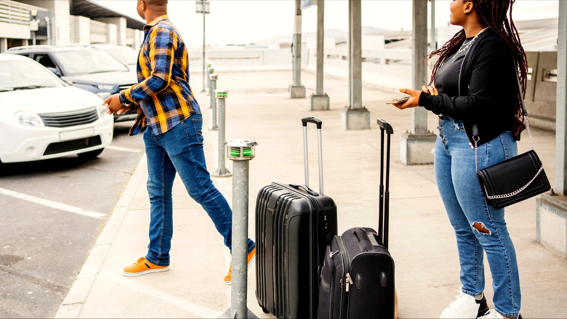 Transfert aéroport privé Crénolia VTC, chauffeur accueillant une cliente avec ses bagages