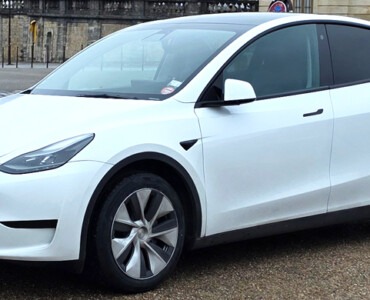 SUV électrique CRÉNOLIA devant le Château de Versailles