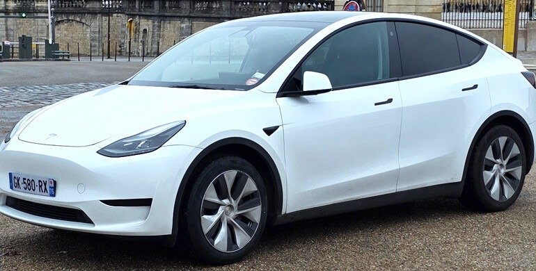 SUV électrique CRÉNOLIA devant le Château de Versailles